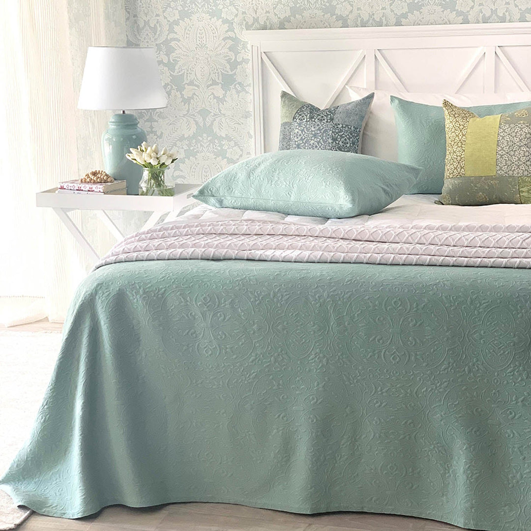 What are bedspreads for? Discover their beauty and versatility